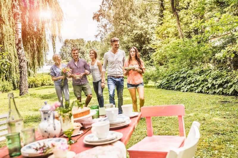 3Priyateli-se-sabirat-na-praznichna-trapeza-sred-prirodata-za-Velikden (1).jpg