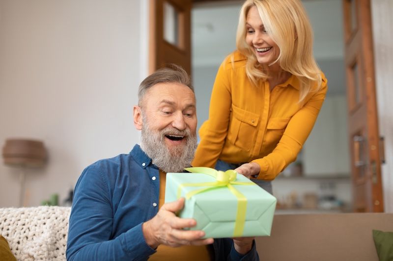 mazh poluchava podarak ot zhena.jpg