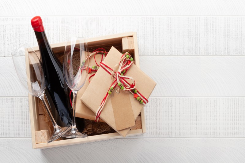 box-with-red-wine-and-gifts.jpg