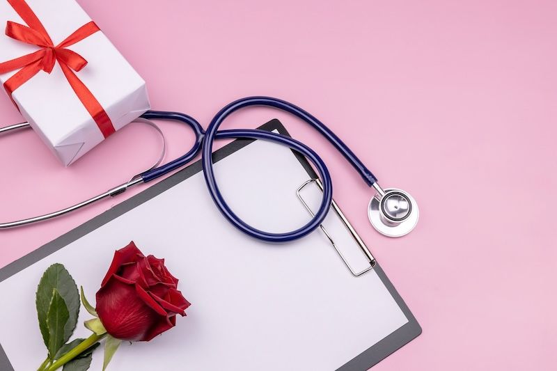 Luksozen podarak za lekar – kutiya s chervena lenta i roza do stetoskop.jpg